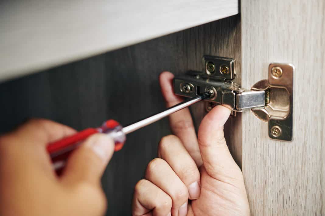 Réglage d’une Charnière de Porte de Cuisine avec Amortisseur