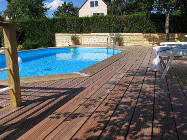 Techniques de pose de terrasse en bois autour d’une piscine