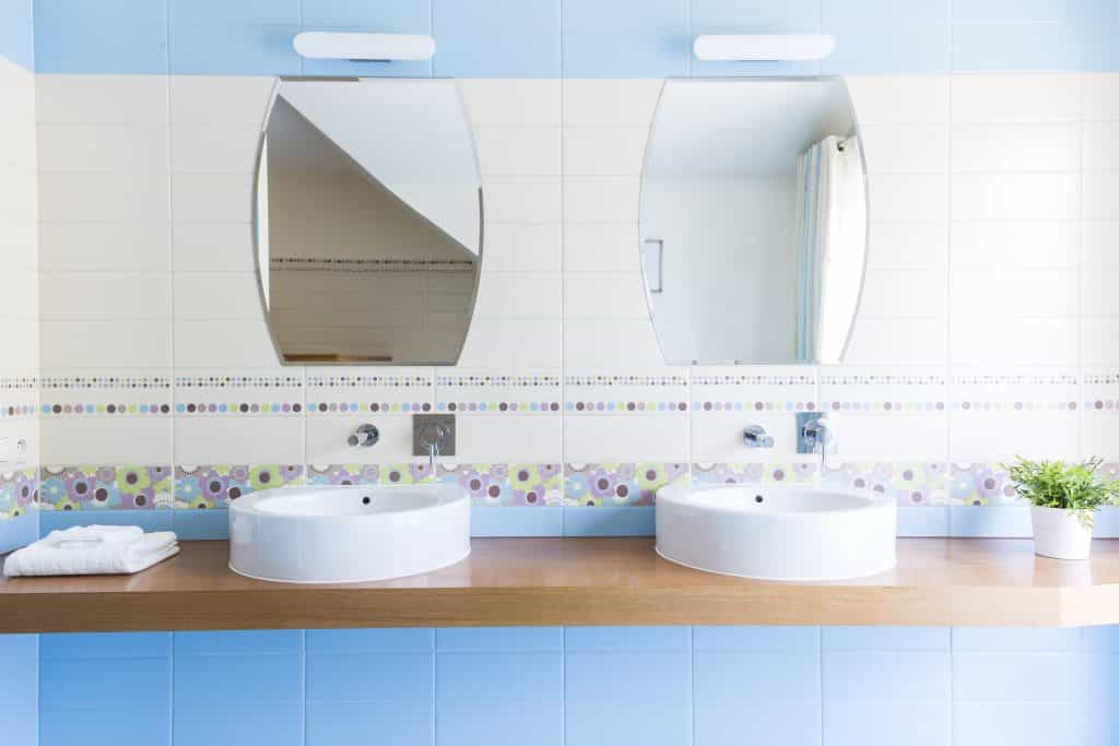 salle de bain moderne petite grands miroirs