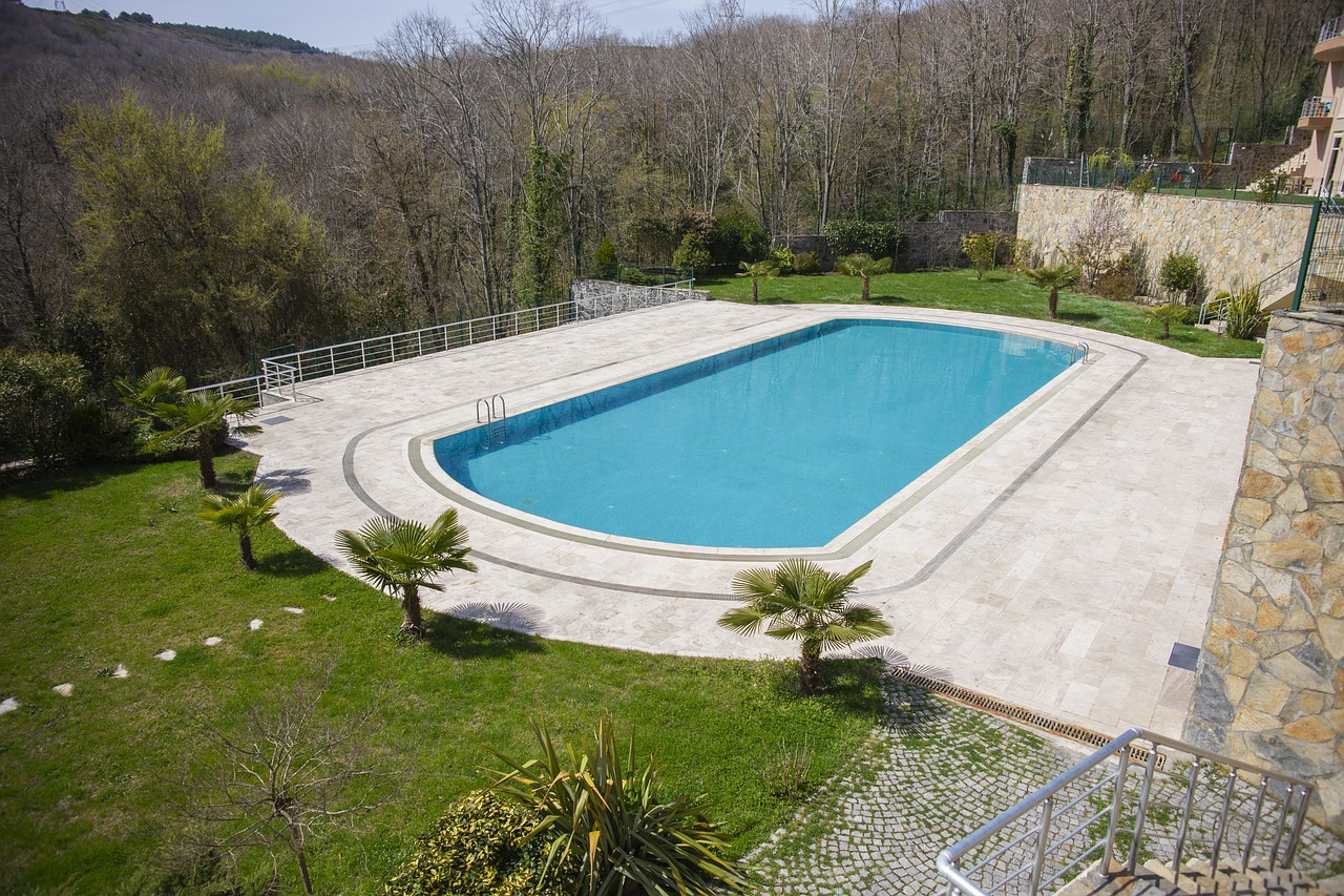 Gazon synthétique autour d'une piscine dans un jardin privé - Vert Tige