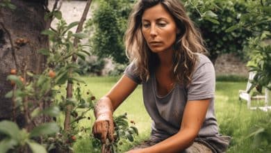 Une femme qui fait du jardinage