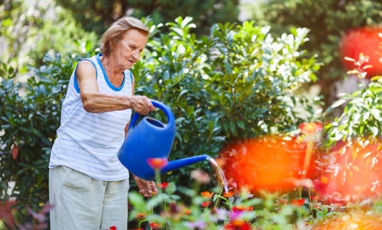 Une vielle dame qui fait du jardinage