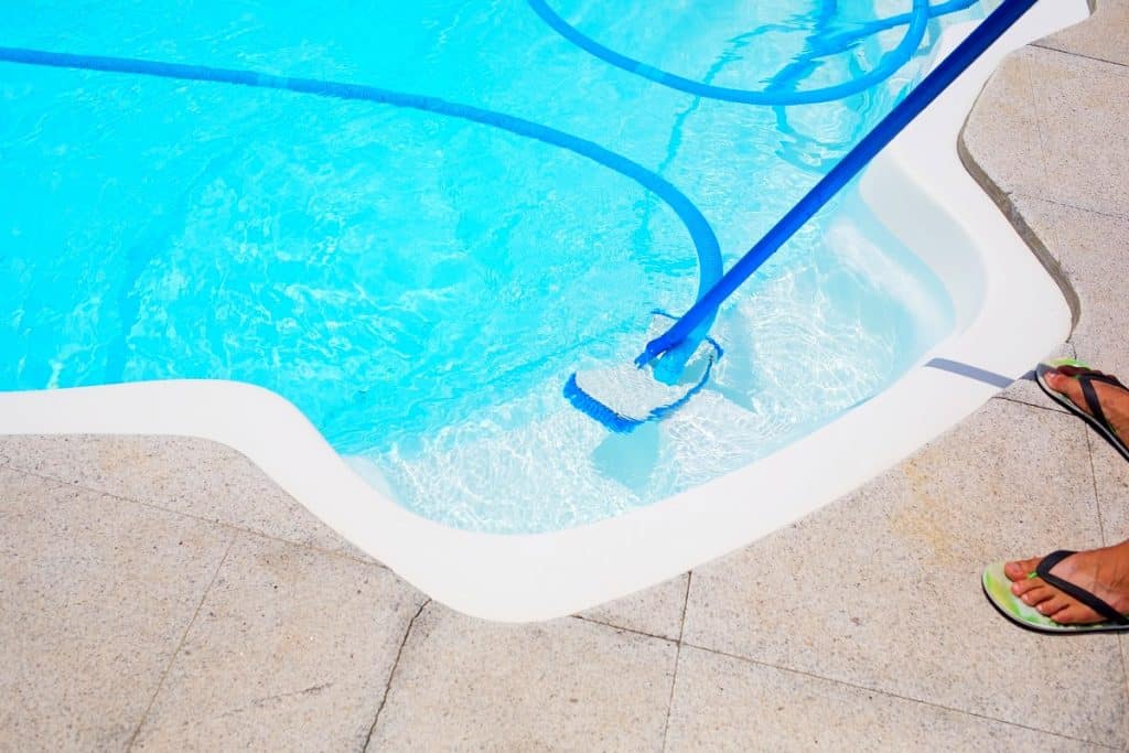 Un nettoyage de piscine écolo et efficace : optez pour le bicarbonate