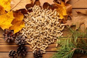 Pellets de bois sur table en bois