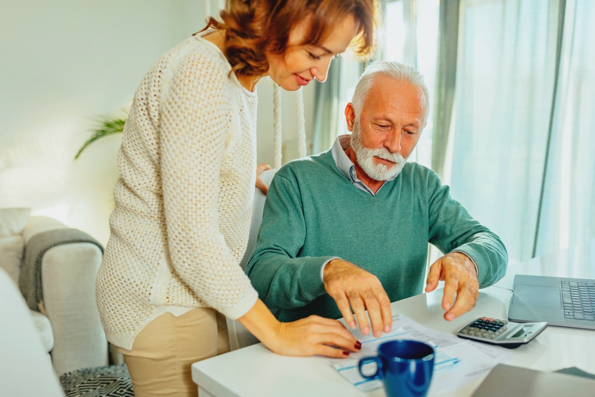 Couple heureux d'avoir payé les factures