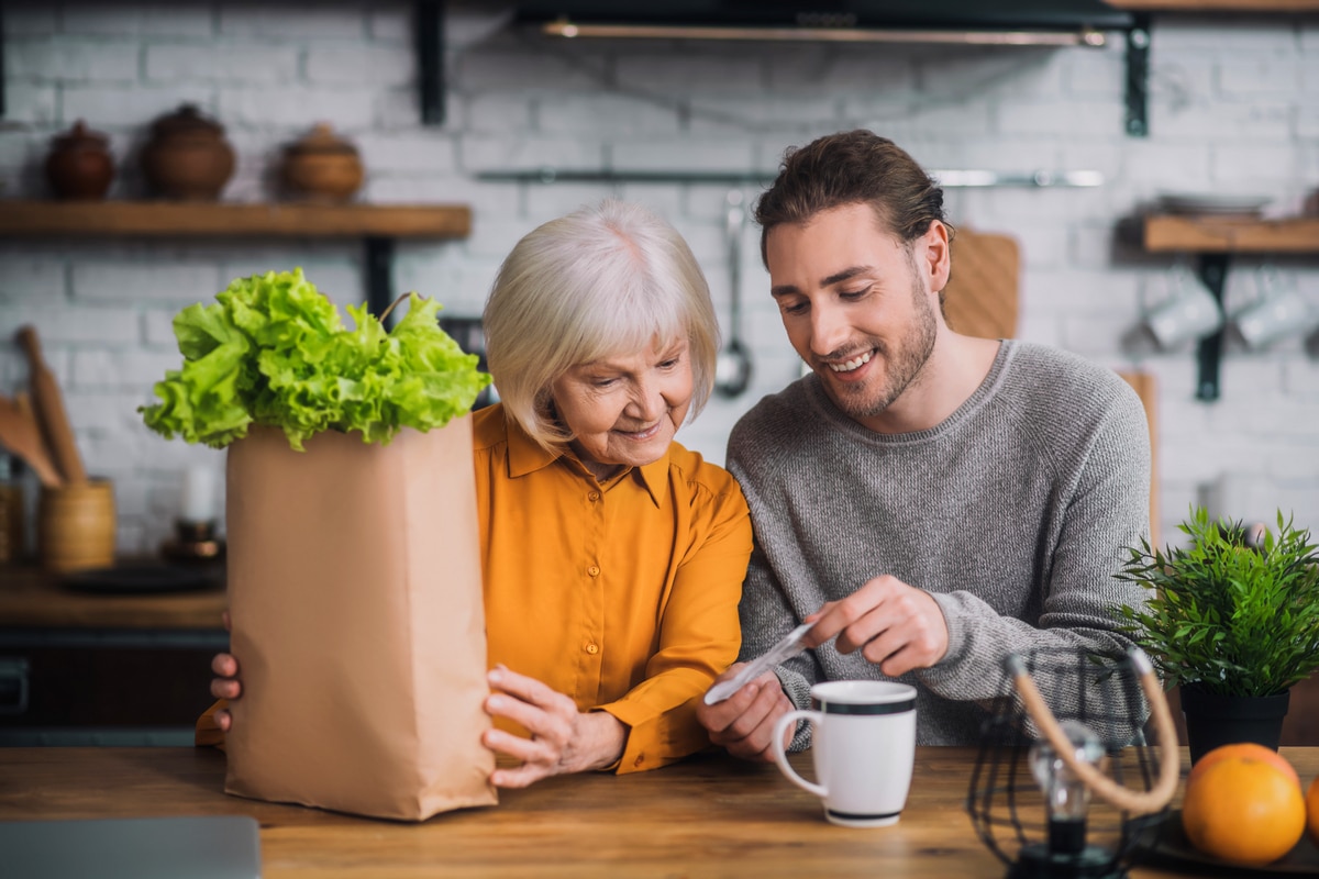 Mère et fils regardant la facture