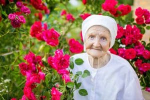 Une femme âgée au jardin