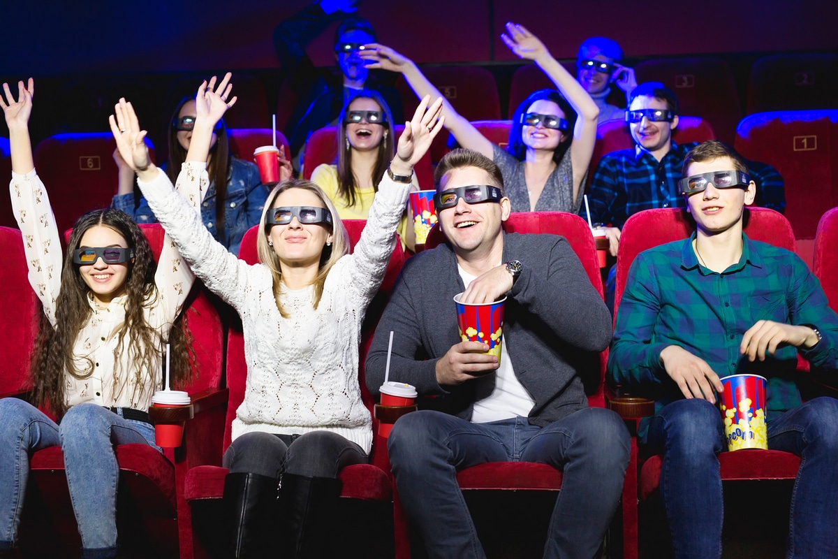 Des amis en salle de ciné.