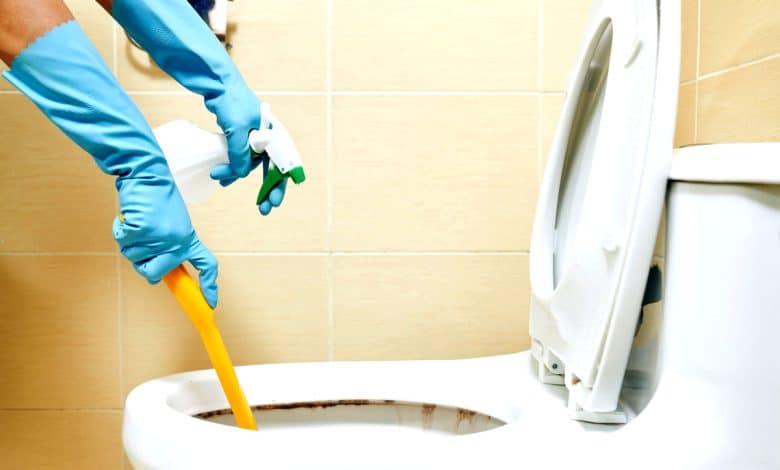 Des toilettes en plein nettoyage