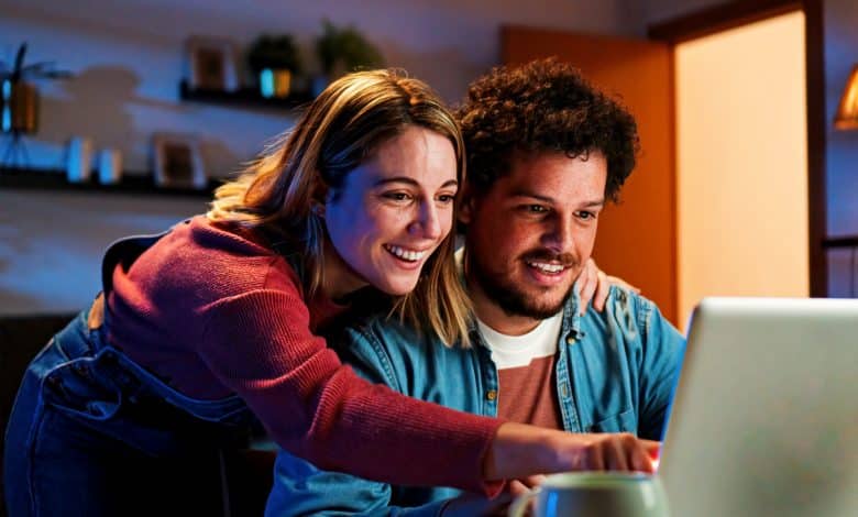 Couple devant l'ordi