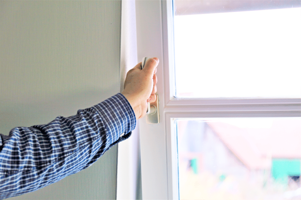 Homme ouvrant fenêtre