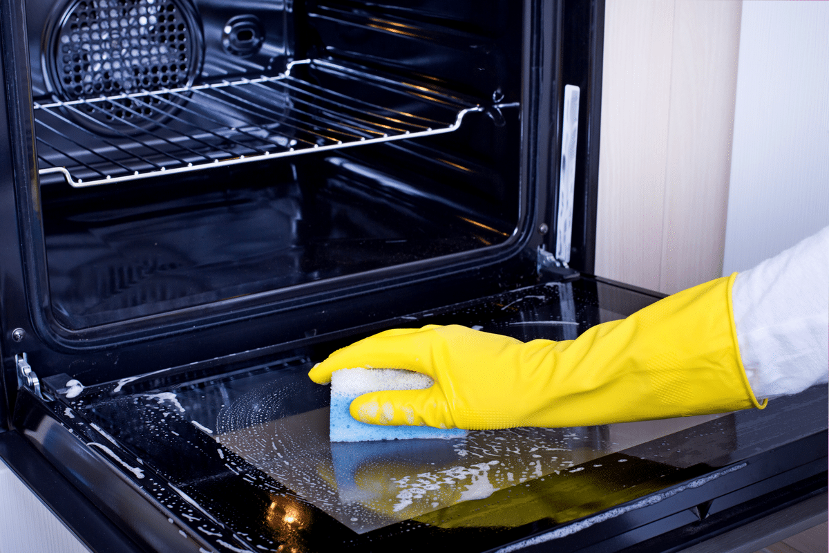 La solution de grandmère pour nettoyer votre four sans produits
