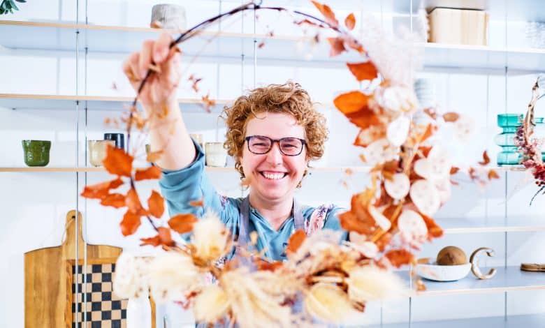 Femme joyeuse tenant une couronne de feuilles