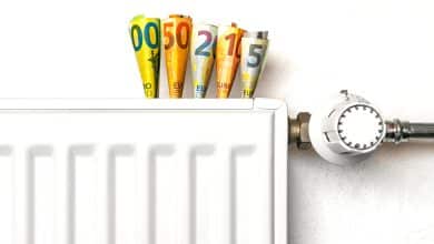 Un radiateur avec de l'argent dedans pour illustrer les économies d’énergies