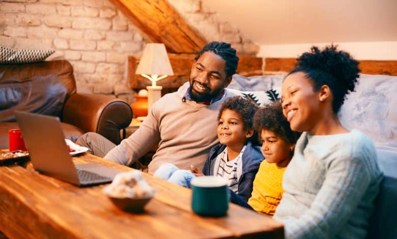 Petite famille à la maison