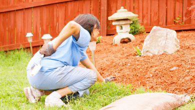 Femme jardinant