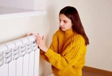 Femme qui pose ses mains sur un radiateur