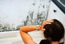 Une femme désespéré par la moisissure