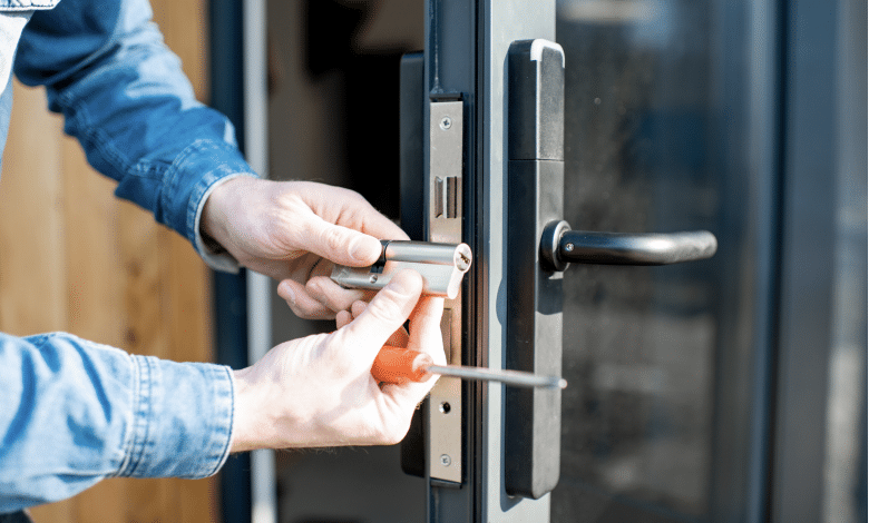 Un mec qui fix sa porte