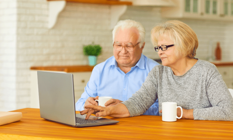 Couple âgé devant pc