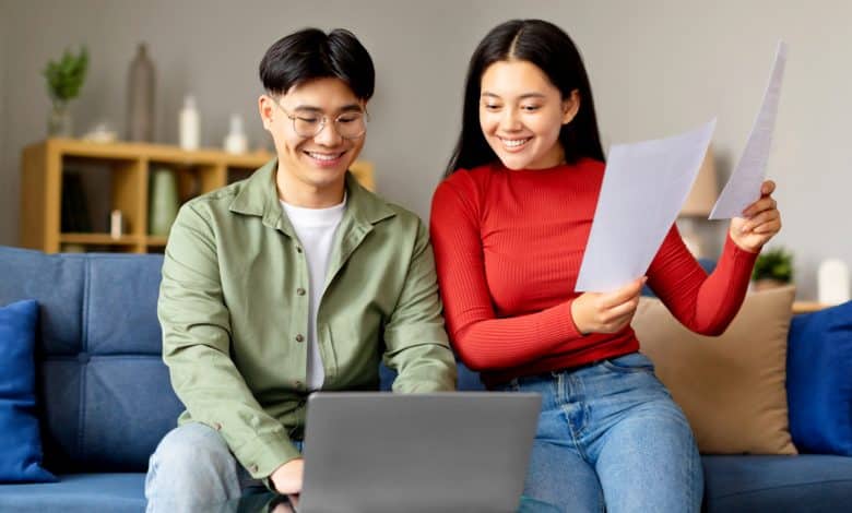 Couple heureux regardant les factures