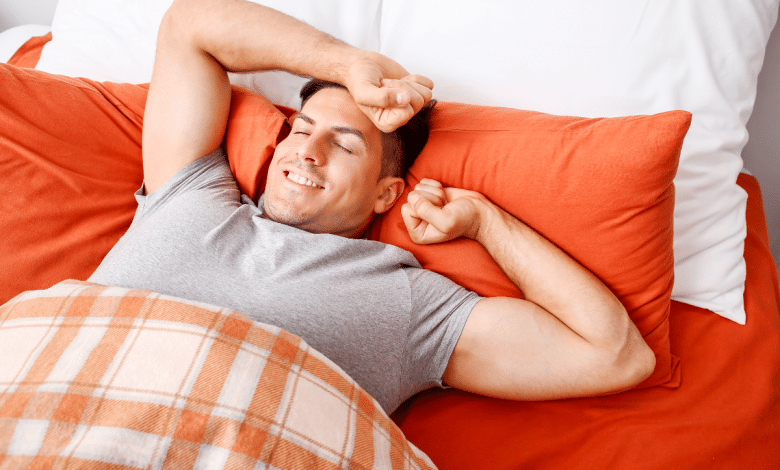 Homme dans un drap propre.