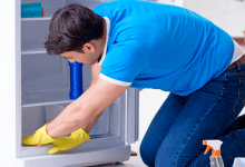 Homme nettoyant le frigo