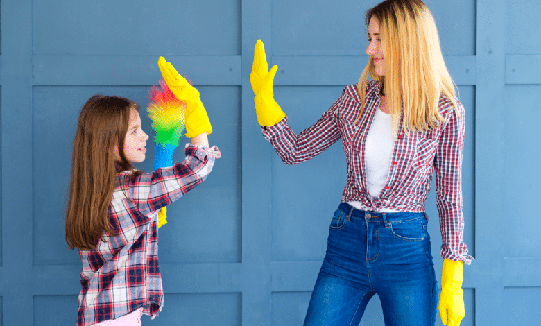 Mère et fille faisant le ménage