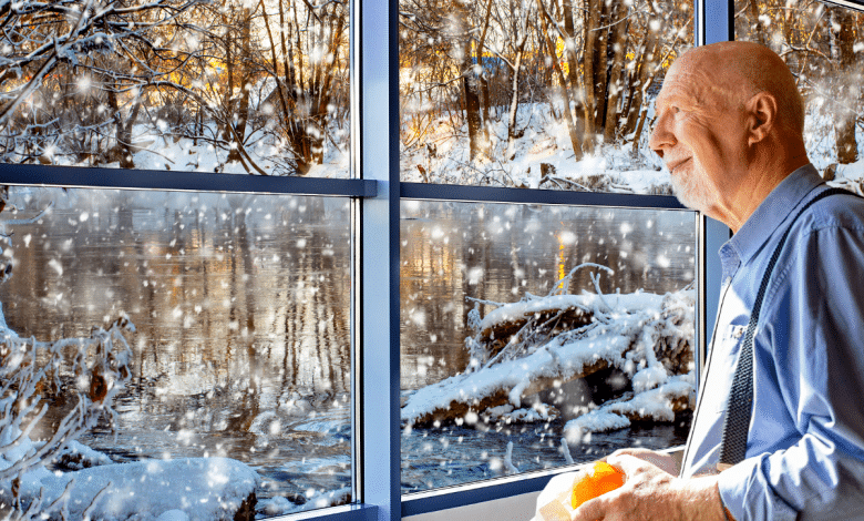 Senior au bord de la fenêtre