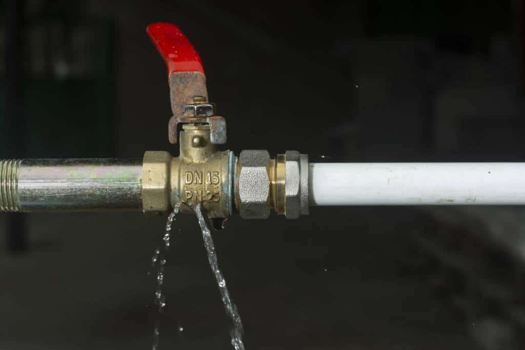 une fuite d'eau robinet inspection