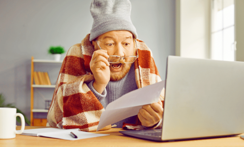 Homme senior choqué en voyant sa facture