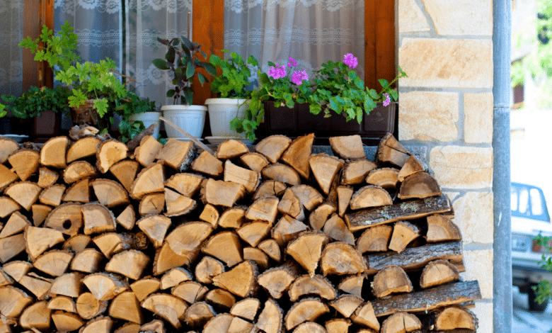 Bois de chauffage à l'extérieur.