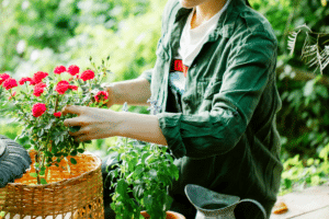 Femme s'occupant des fleurs en extérieur