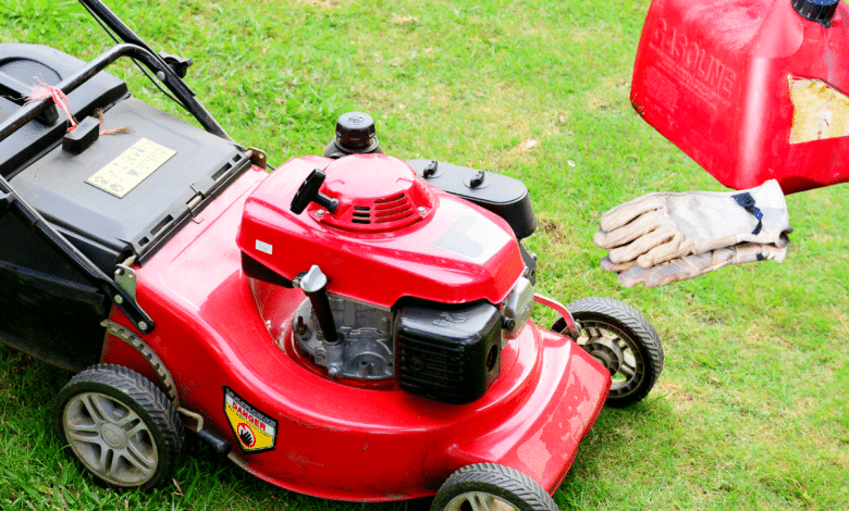 Tondeuse et jerricane d'essence sur pelouse