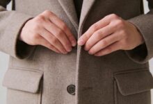 Gros plan mains decousant poches fermees dun manteau