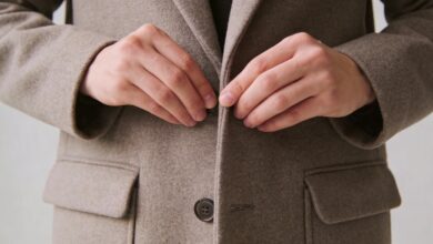 Gros plan mains decousant poches fermees dun manteau