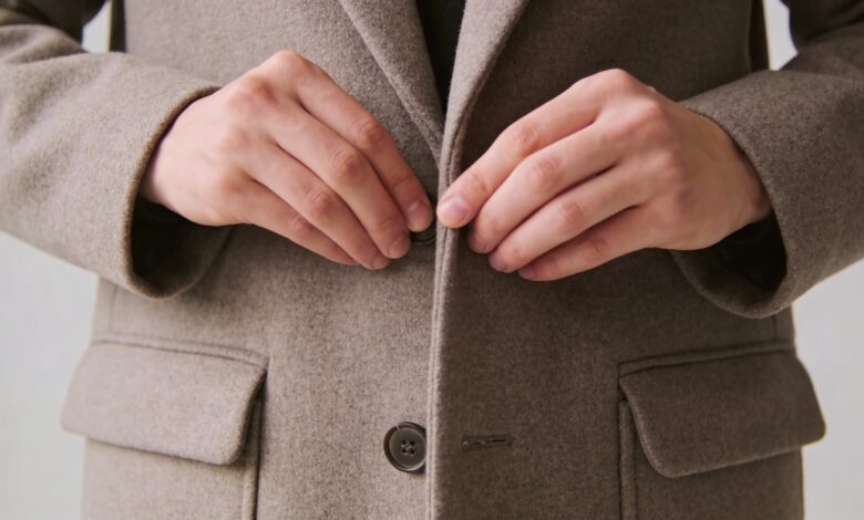 Gros plan mains decousant poches fermees dun manteau