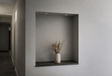 Alcove encastree dans mur gris clair couloir