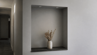 Alcove encastree dans mur gris clair couloir