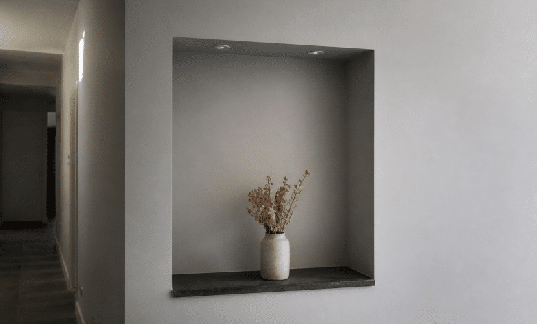 Alcove encastree dans mur gris clair couloir