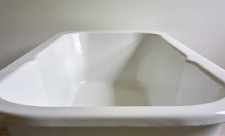 Baignoire blanche vue de face, dimensions de profondeur clairement visibles.