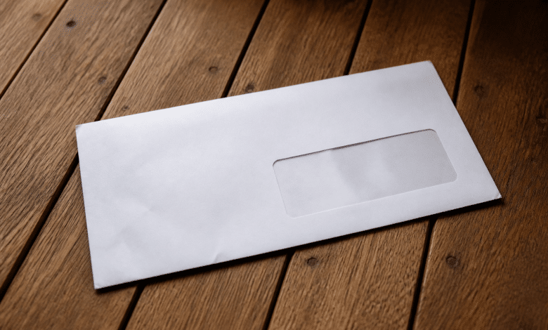 Enveloppe postale avec code postal imprime sur adresse.