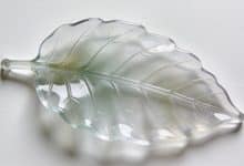 Feuille translucide de fibre de verre fixee sur mur blanc.