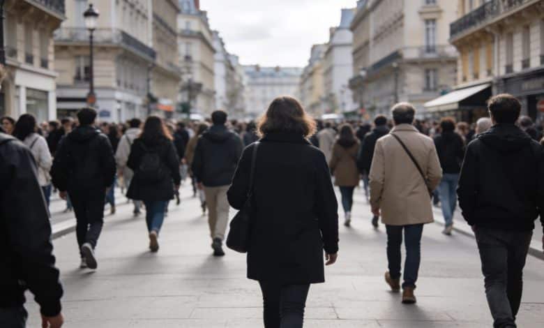 Foule dense de piétons marchant dans rue parisienne