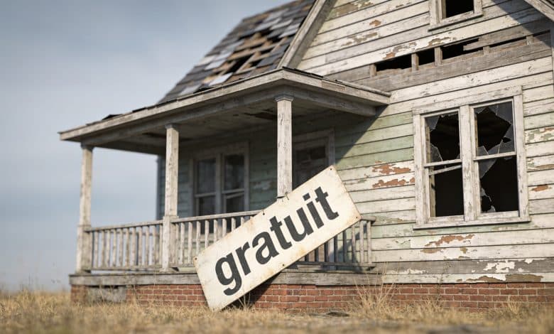 Maison abandonnee avec panneau gratuit affichee dehors
