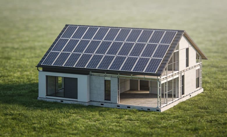 Maison prefabriquee aux panneaux solaires sur terrain vert