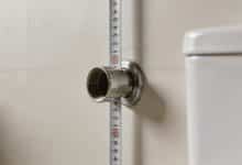Mesure verticale d'une sortie de toilette murale