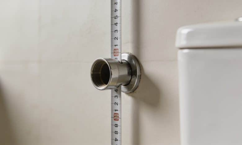 Mesure verticale d'une sortie de toilette murale