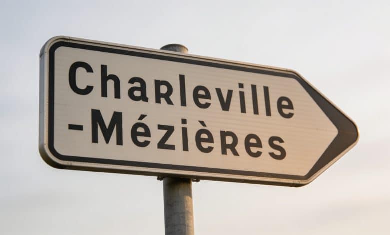 Panneau indicateur affichant population Charleville-Mézières en chiffres