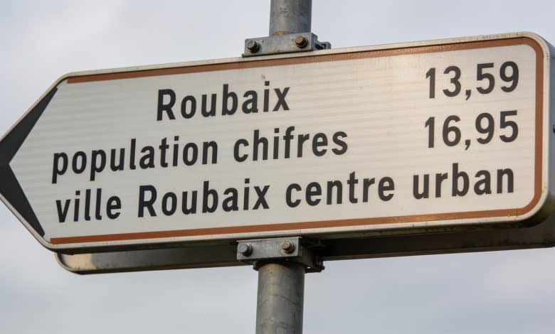 Panneau affichant population chiffres ville Roubaix centre urbain